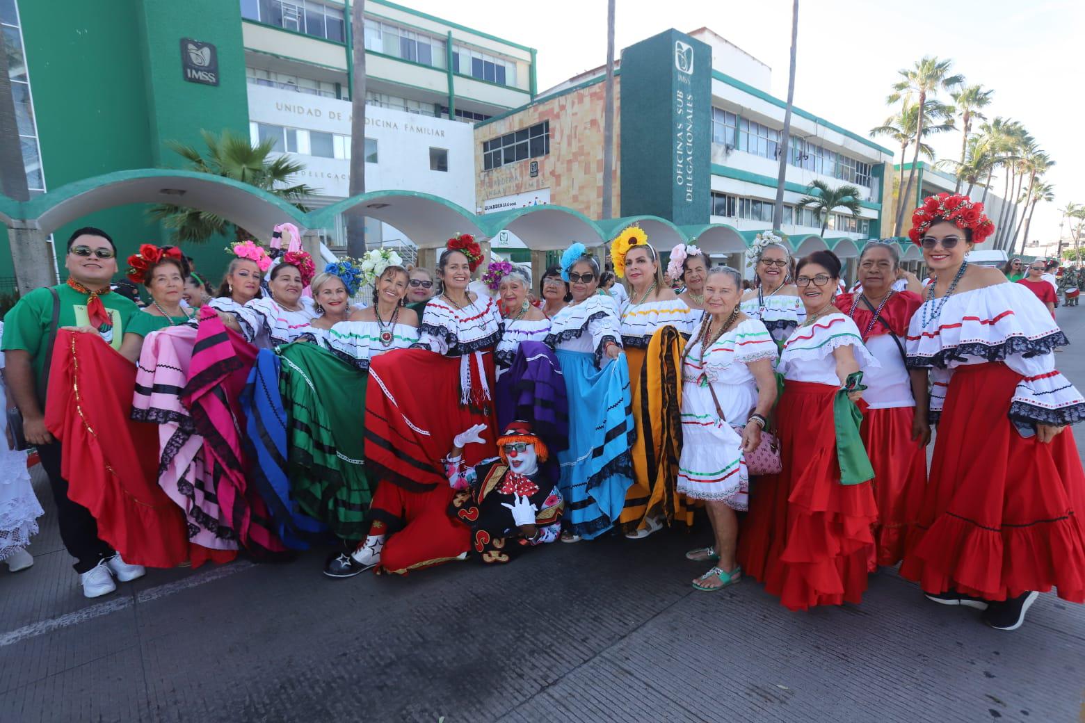 $!El profesor José Bernardo Chon y el payaso Trikistraque junto a integrantes del Club del Abuelo.