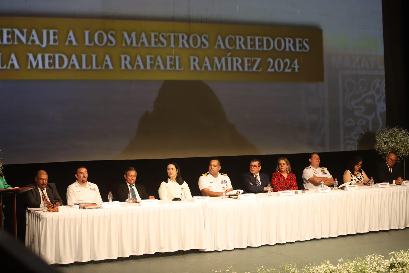 $!Entregan Medalla Rafael Ramírez 2024 a 66 maestras y maestros de Mazatlán