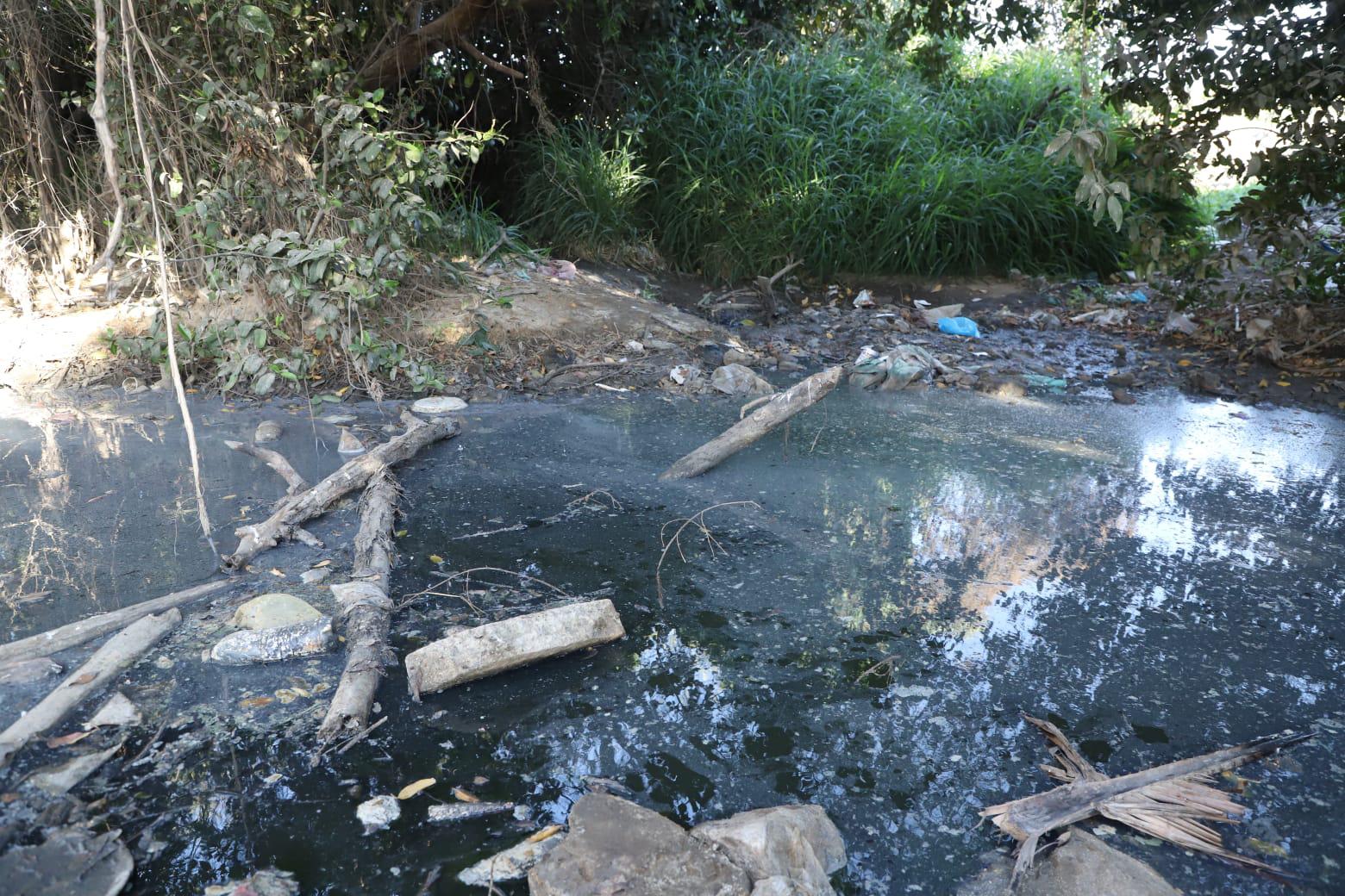 $!Vecinos de la Madero en Mazatlán denuncian canal colapsado