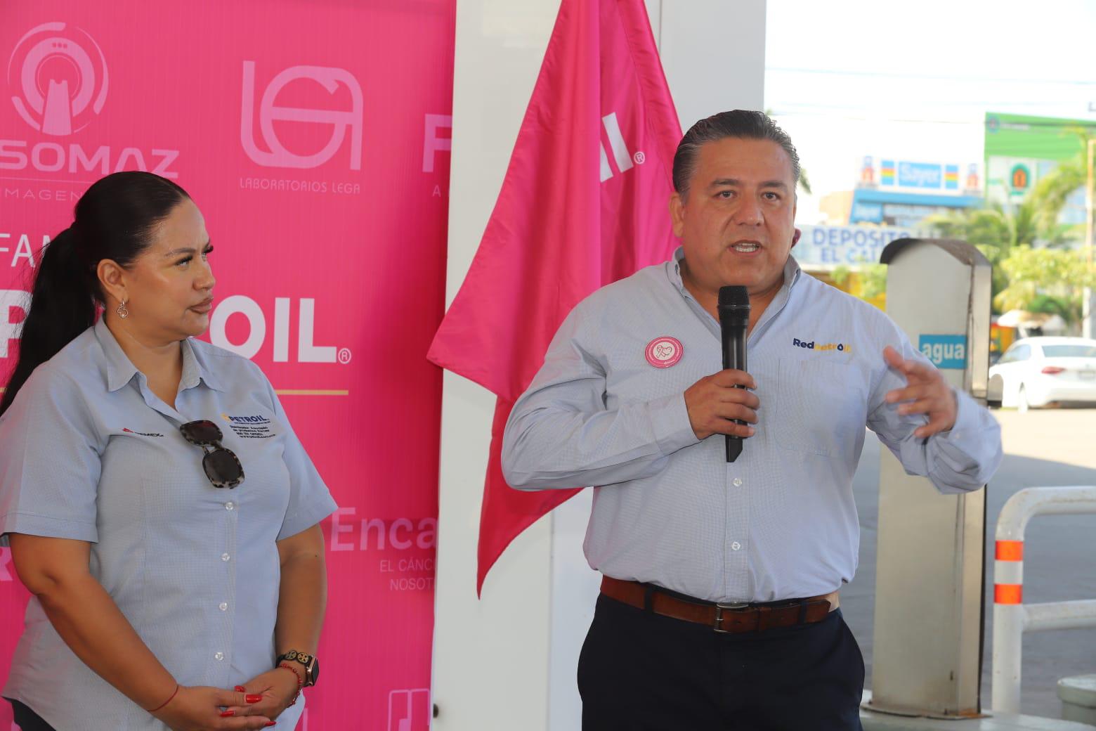 $!Herberto Gómez, director general de Grupo Redpetroil, expresó unas palabras de agradecimiento a los presentes y exhortó a las mujeres a explorarse de manera regular.