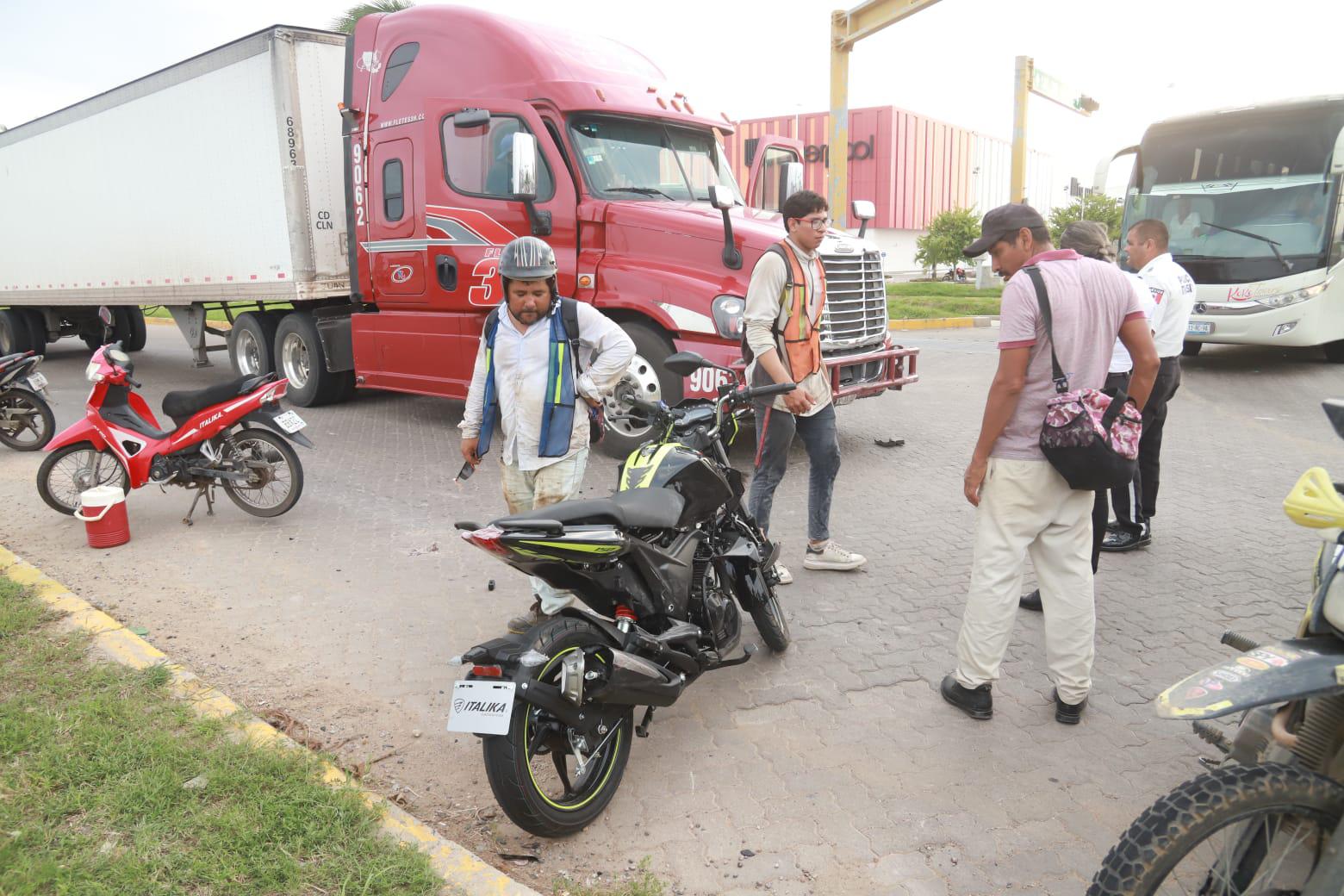 $!Tráiler arrolla a padre e hijo que viajaban en moto en glorieta de Mazatlán