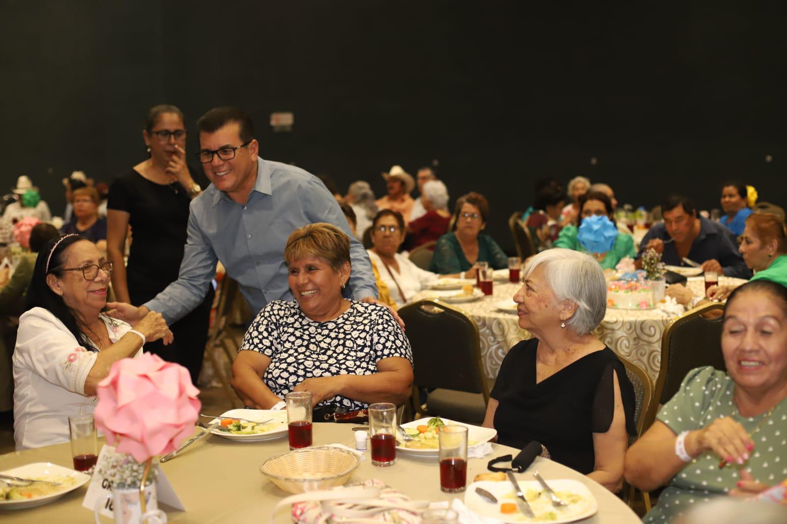 $!El Alcalde Édgar González a su llegada saludó a los festejados.