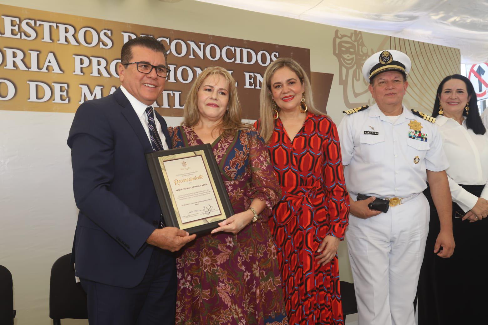 $!Inscriben el nombre de cuatro profesoras en el Monumento a los Maestros Distinguidos en Mazatlán