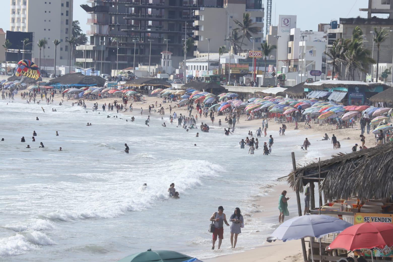 $!Playas de Mazatlán lucen concurridas la tarde de este jueves