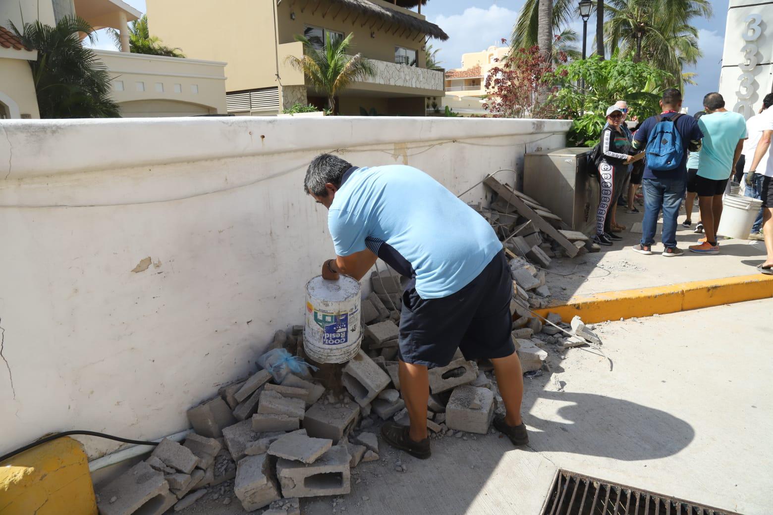 $!Vecinos de Sábalo Cerritos derrumban barda colocada por torre de condominios; piden se respete su derecho de acceso a la playa