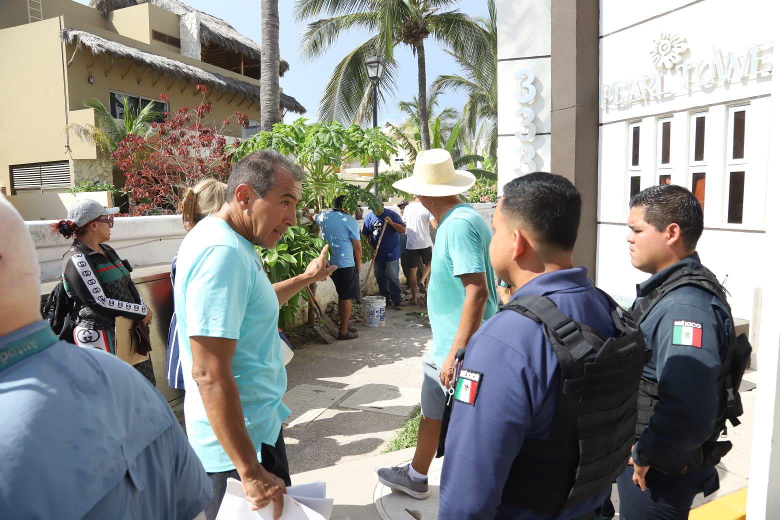 $!Vecinos de Sábalo Cerritos derrumban barda colocada por torre de condominios; piden se respete su derecho de acceso a la playa