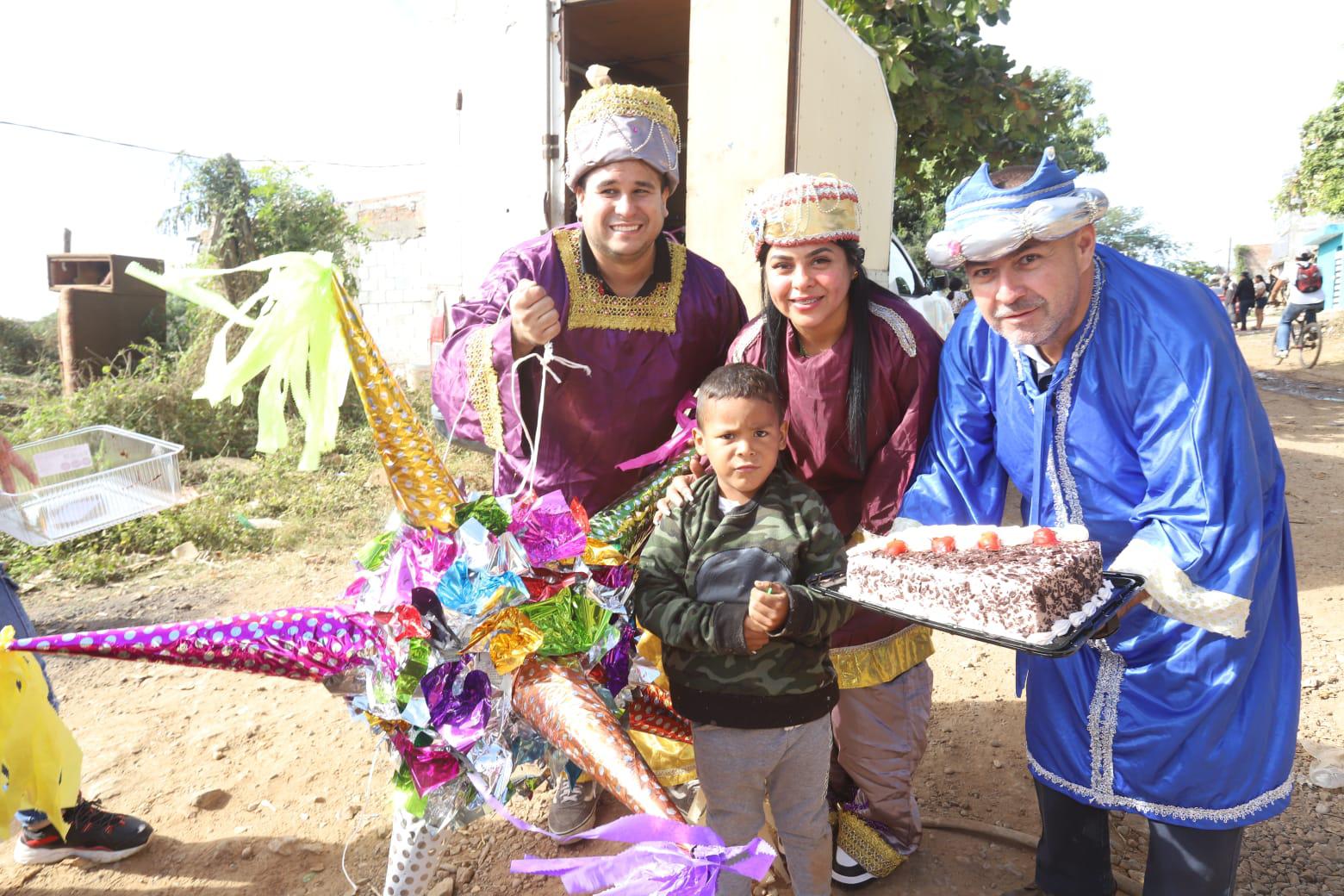 $!Arturo llegó a sus 6 años y los Reyes Magos le cantaron las Mañanitas