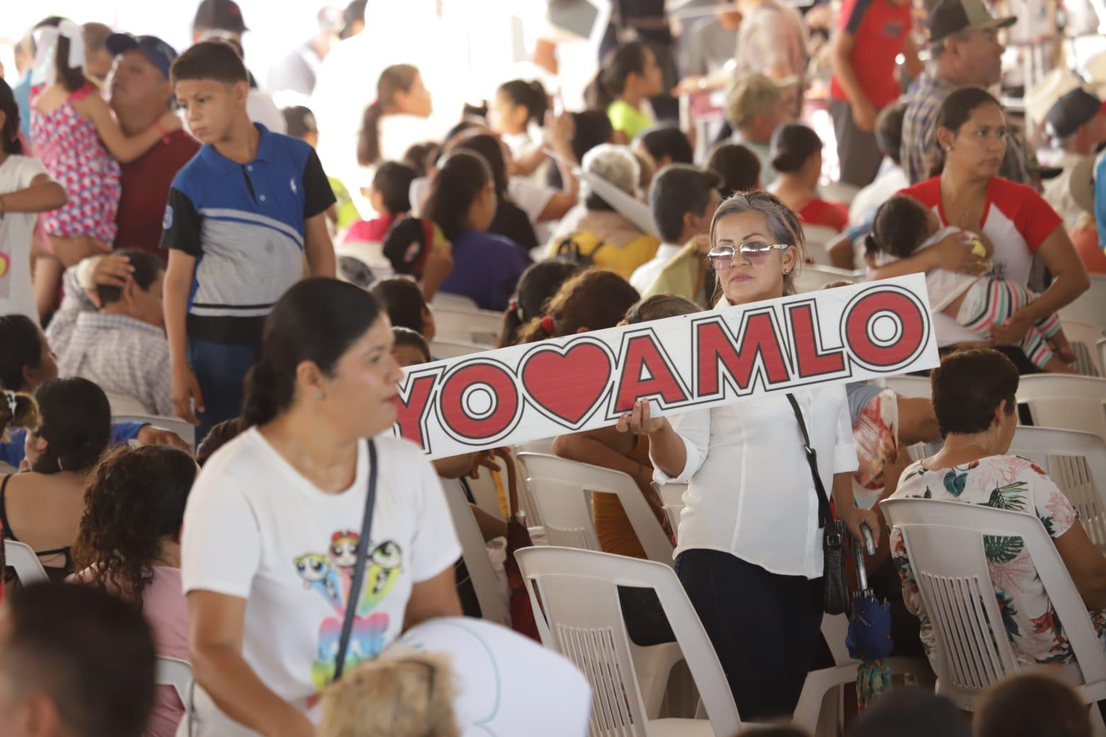 $!Se hace noche y aún no llegan AMLO, Claudia y Rocha a inaugurar el distrito de riego de la Presa Santa María, en Rosario