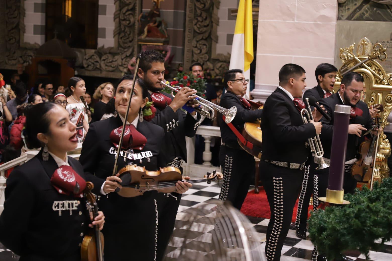 $!Festejan con mariachi a ‘La Morenita’ en Mazatlán