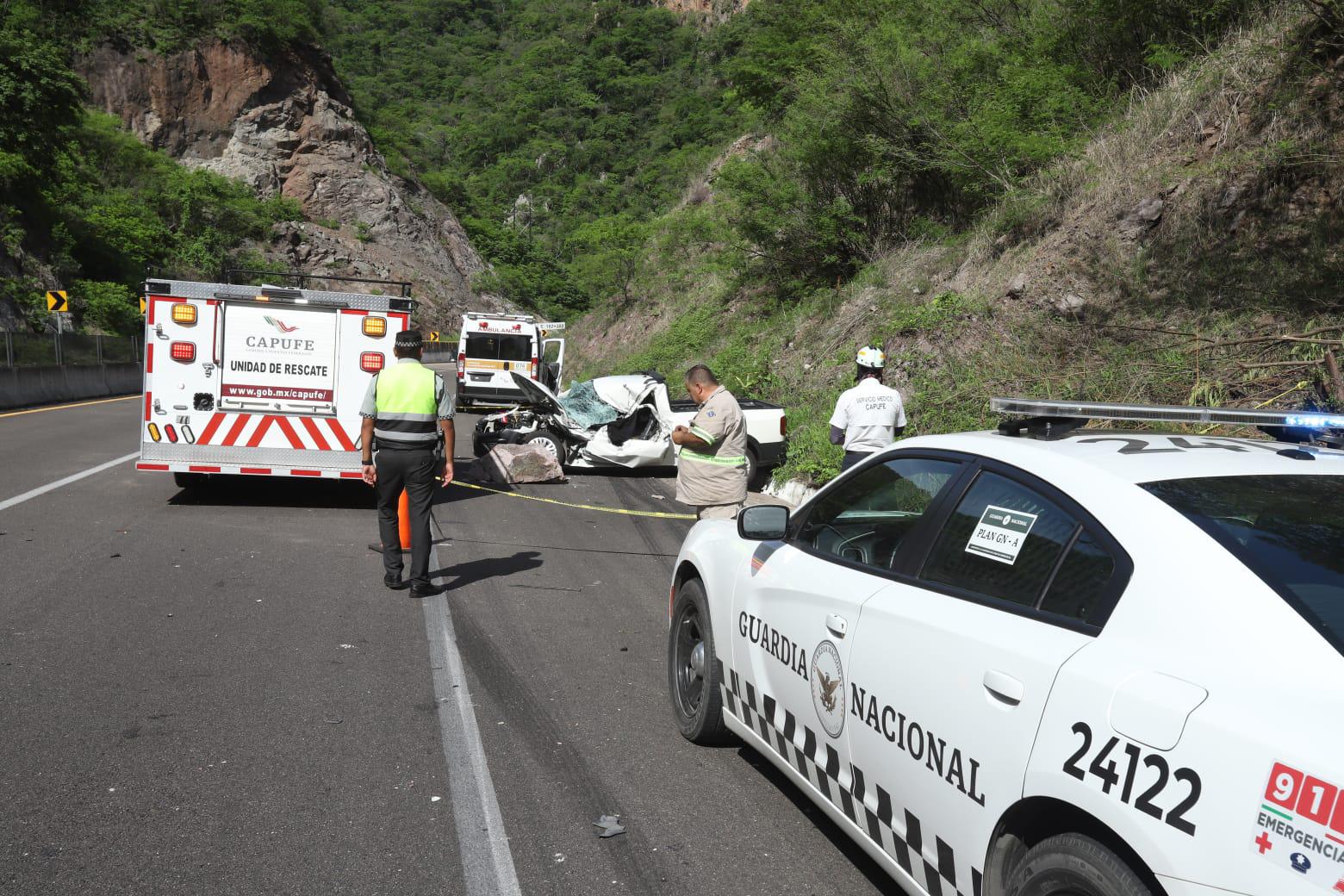 $!Roca aplasta camioneta en la Durango-Mazatlán y provoca muerte de conductor