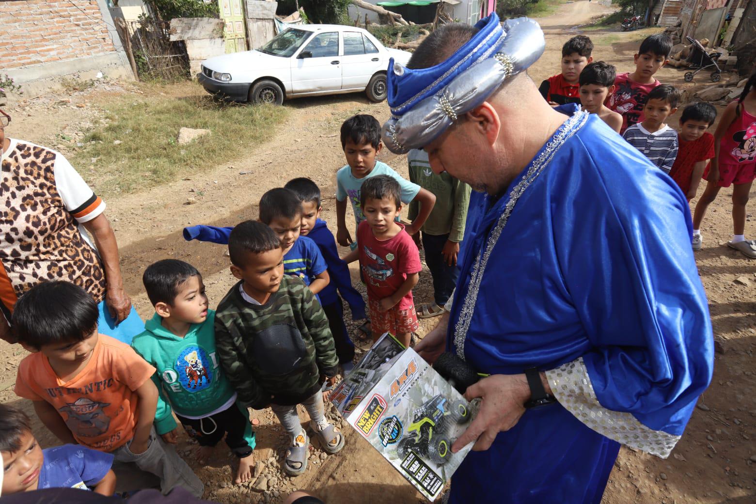 $!Arturo llegó a sus 6 años y los Reyes Magos le cantaron las Mañanitas