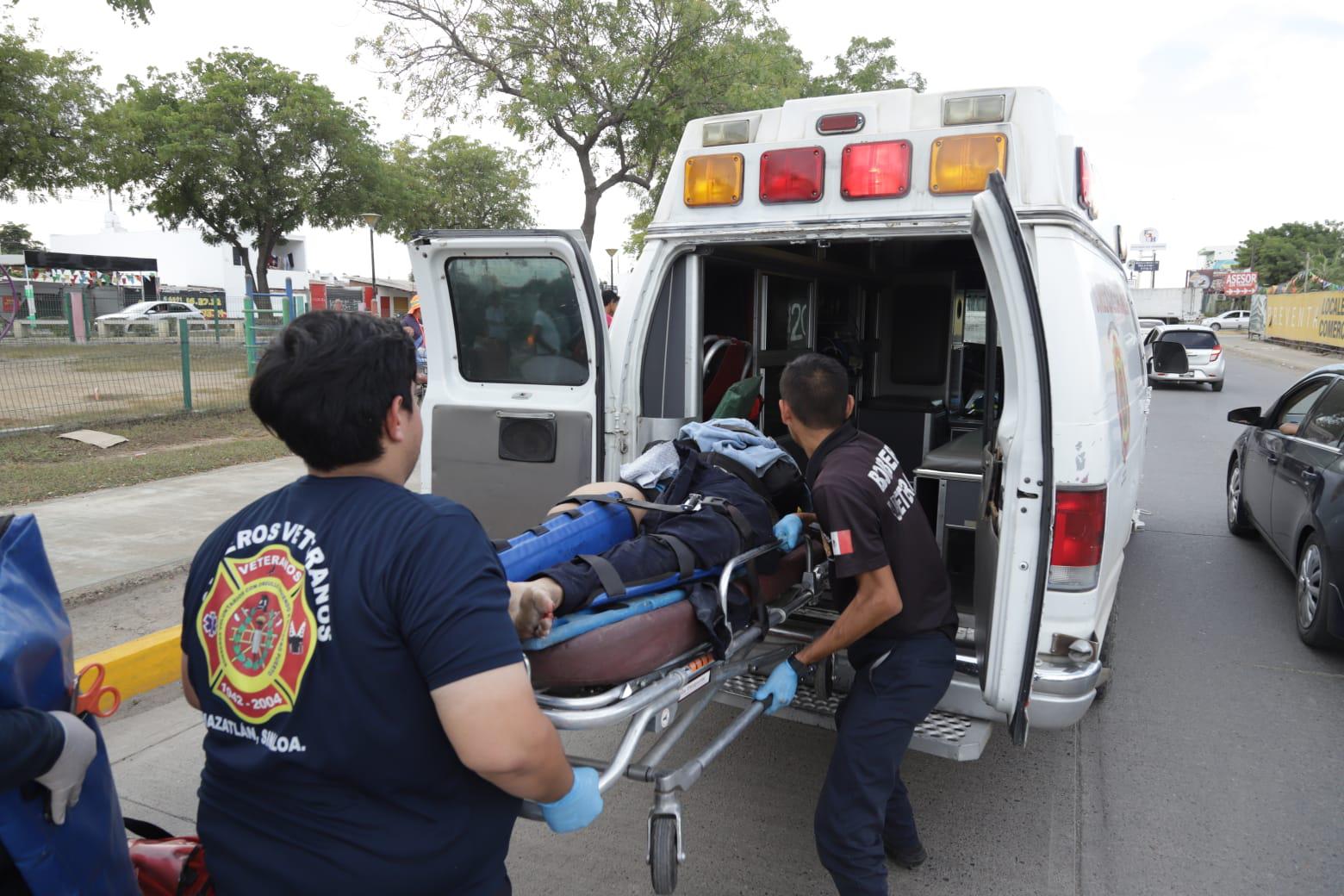 $!Motociclista resulta lesionado tras choque contra camioneta en Mazatlán