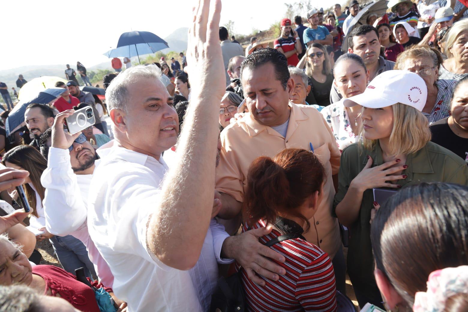 $!Encabeza Alcaldesa de Mazatlán reunión ríspida con desplazados por violencia en fraccionamiento CVive