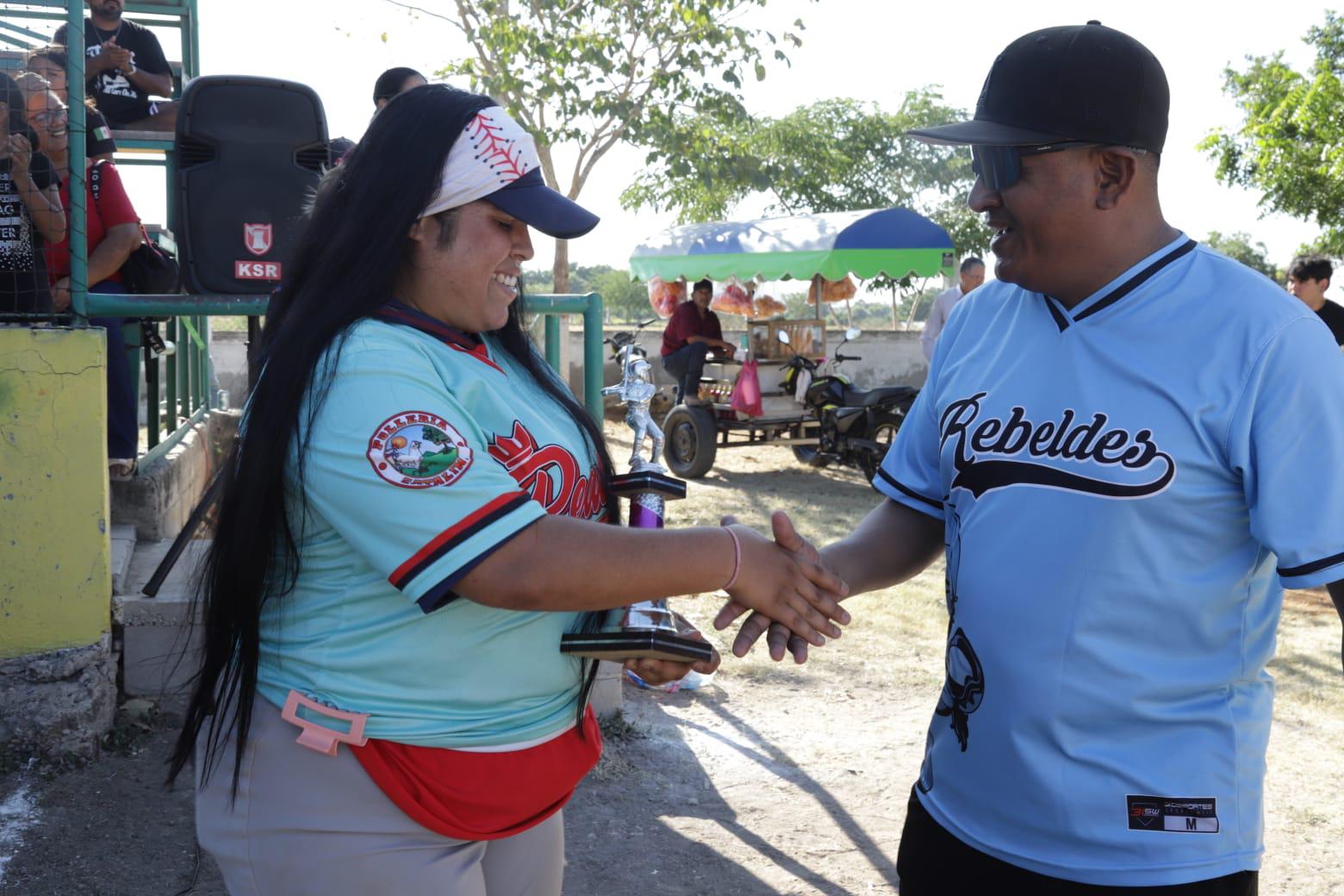 $!Rinden múltiples homenajes en Liga de Beisbol del Chololos