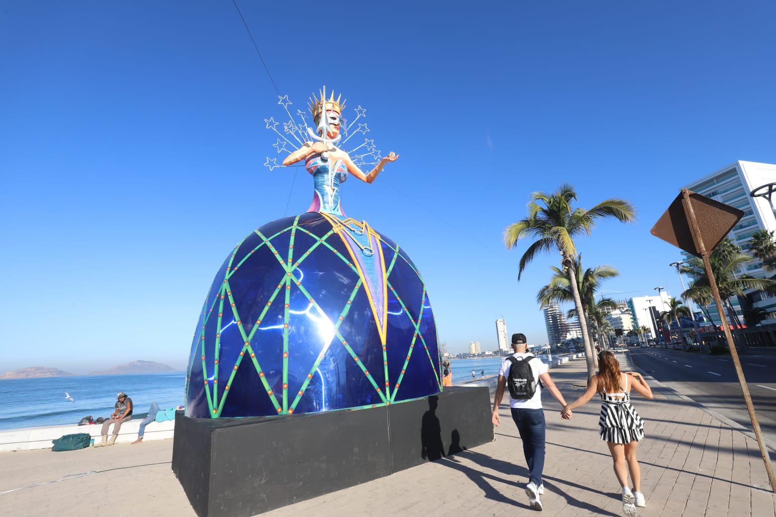 $!Lucen en el Malecón de Mazatlán 6 de los 11 monigotes del Carnaval