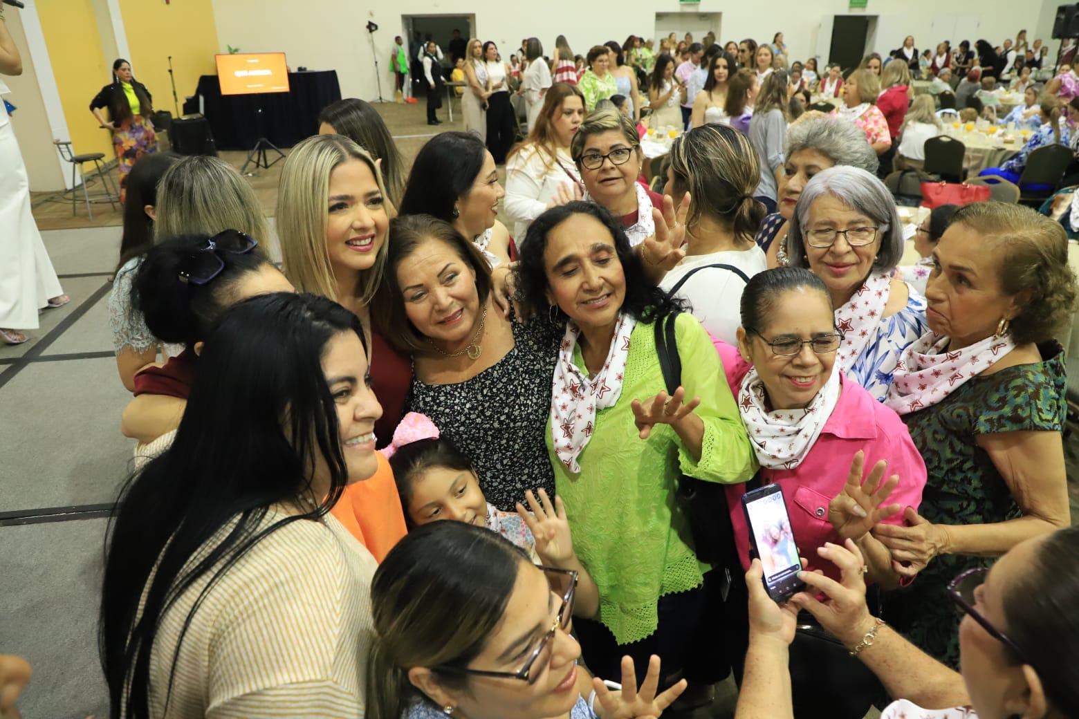 $!Se reúne Estrella Palacios con más de mil mujeres antes de su cierre de campaña