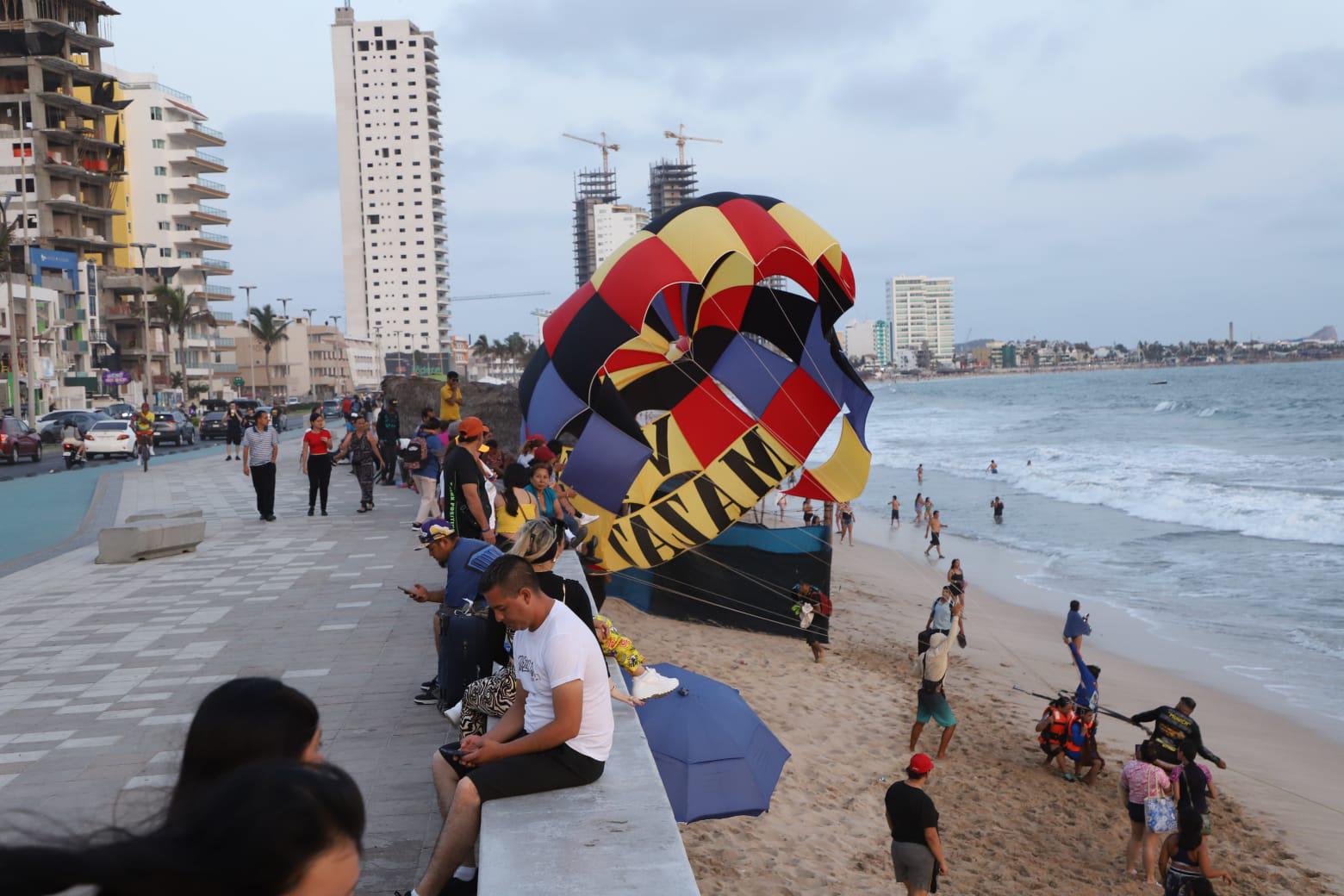 $!Fuertes vientos complican operación de ‘parachutes’ en Mazatlán