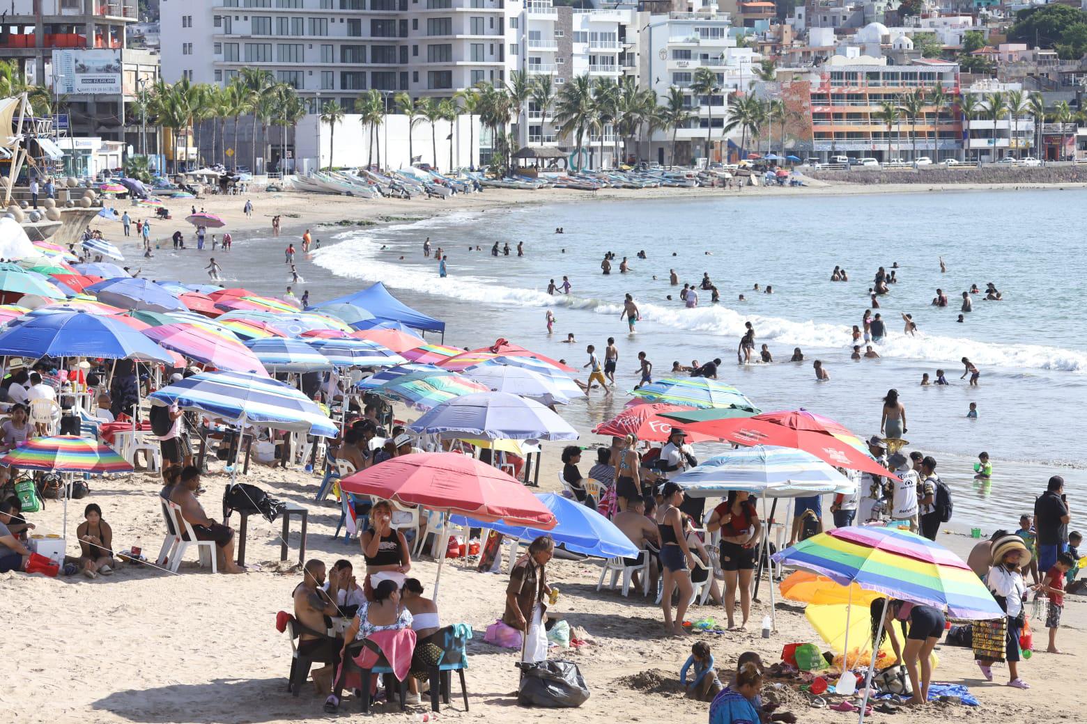 $!Registra Mazatlán playas llenas en el primer domingo del mes de agosto