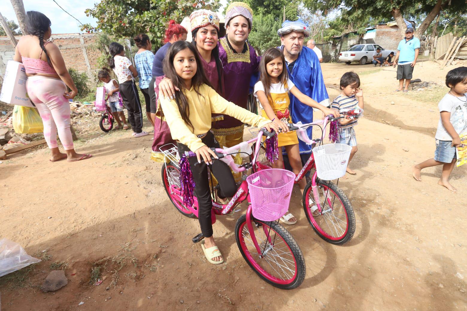 $!América y Citlali estrenarán bicicletas gracias a los Reyes Magos