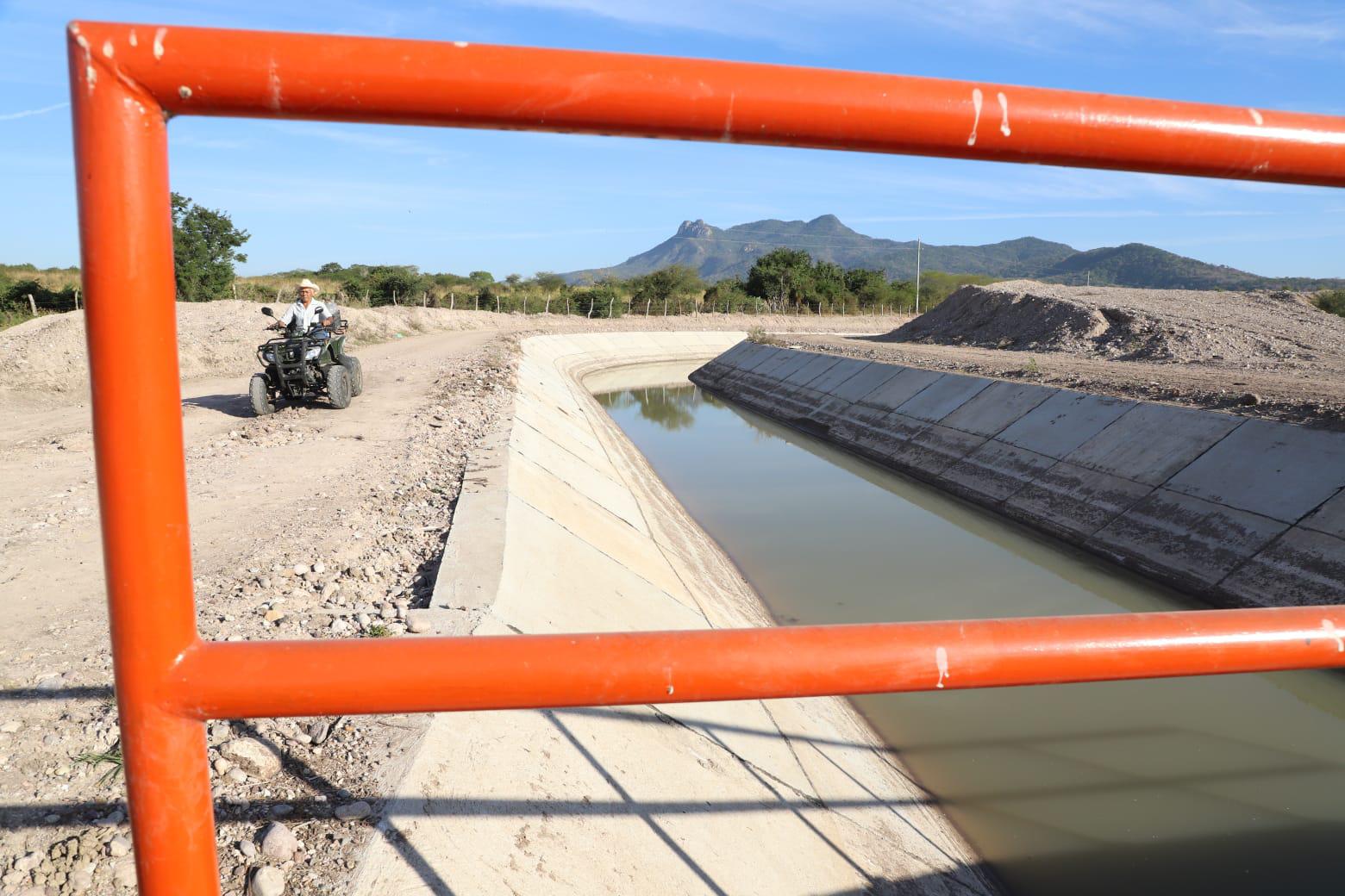 $!Advierten severas deficiencias en el canal de riego de El Roble, en Mazatlán