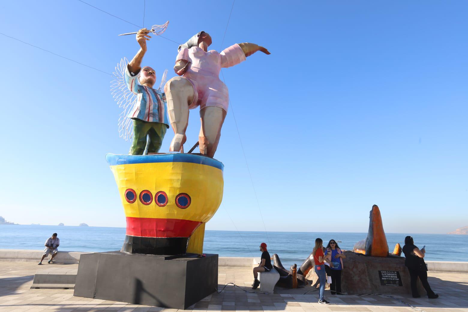 $!Lucen en el Malecón de Mazatlán 6 de los 11 monigotes del Carnaval