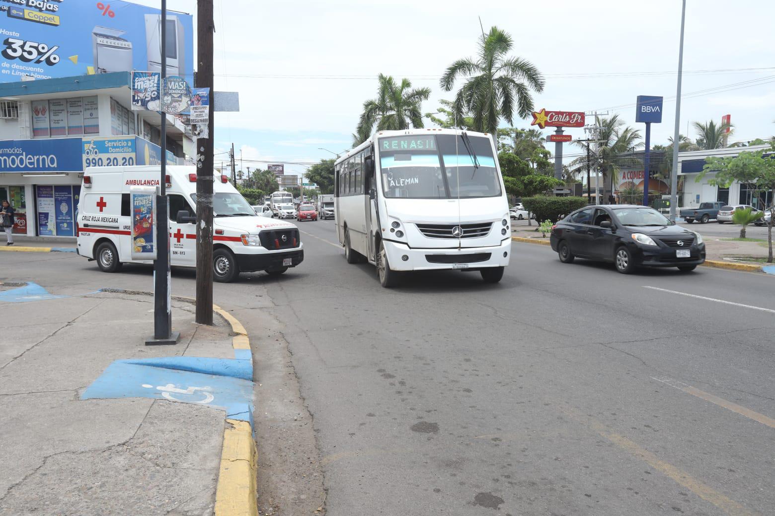 $!Por ir jugando ‘carreritas’ dejan camiones urbanos a usuarios en paradas de camiones