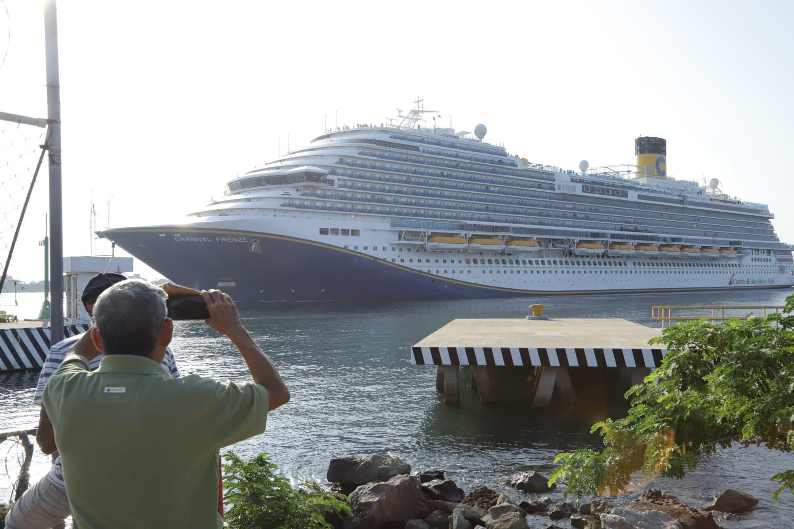 $!Arriban a Mazatlán dos cruceros turísticos con 8 mil 533 pasajeros y 3 mil 31 tripulantes