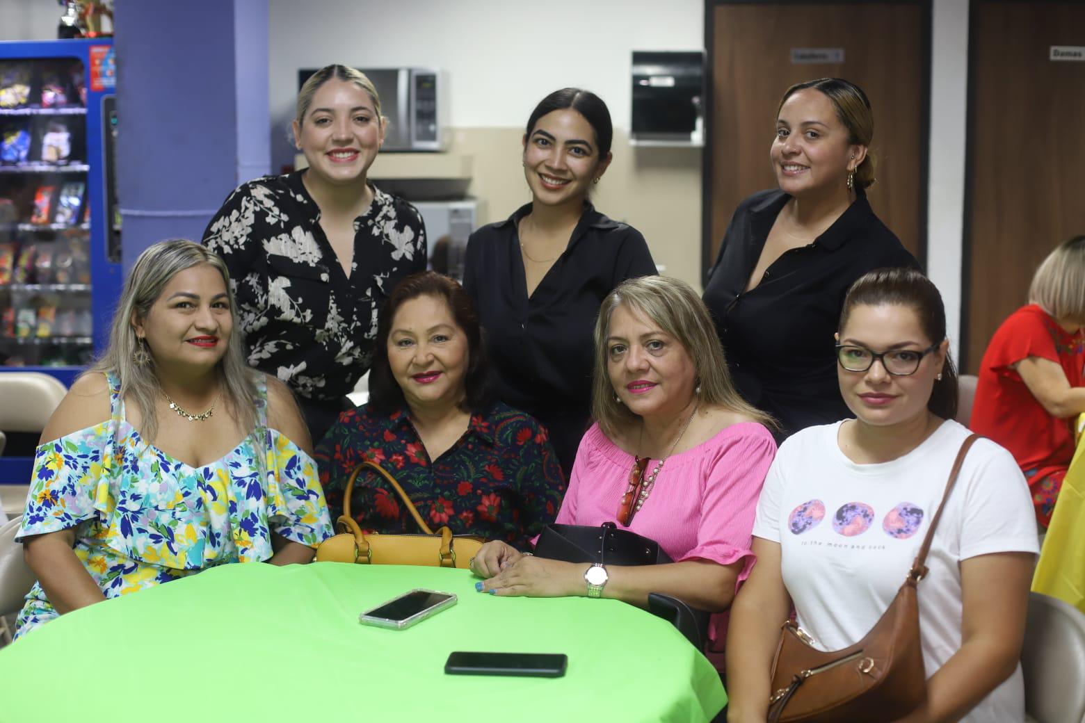 $!Alina Zataráin, Stefany Ponzo y Carolina Zataráin. Sentadas, Dora Díaz, Evangelina Quintero, Aida Pazos y Brissia Cedano.