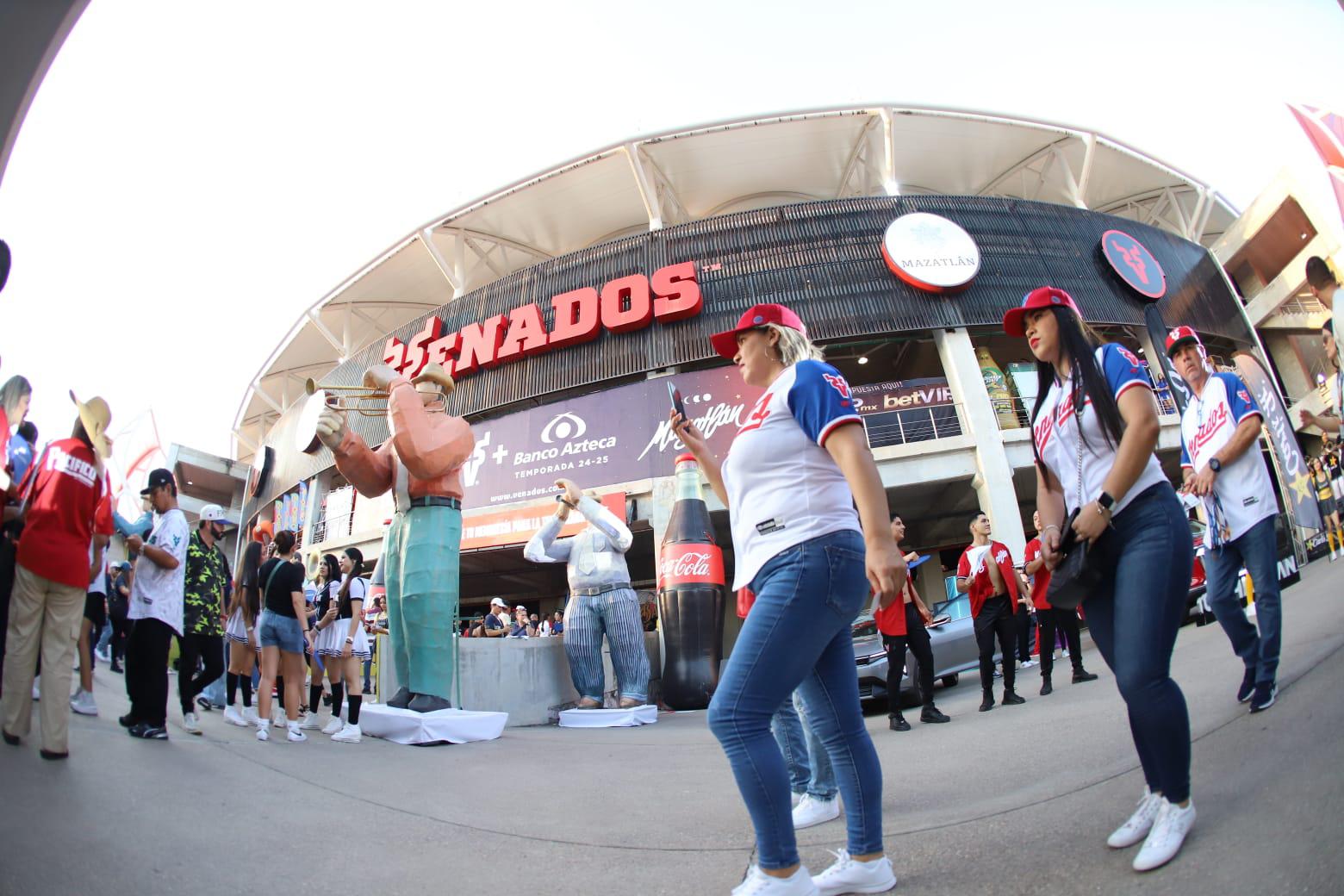 $!Cientos de aficionados comienzan a ingresar al Estadio Teodoro Mariscal