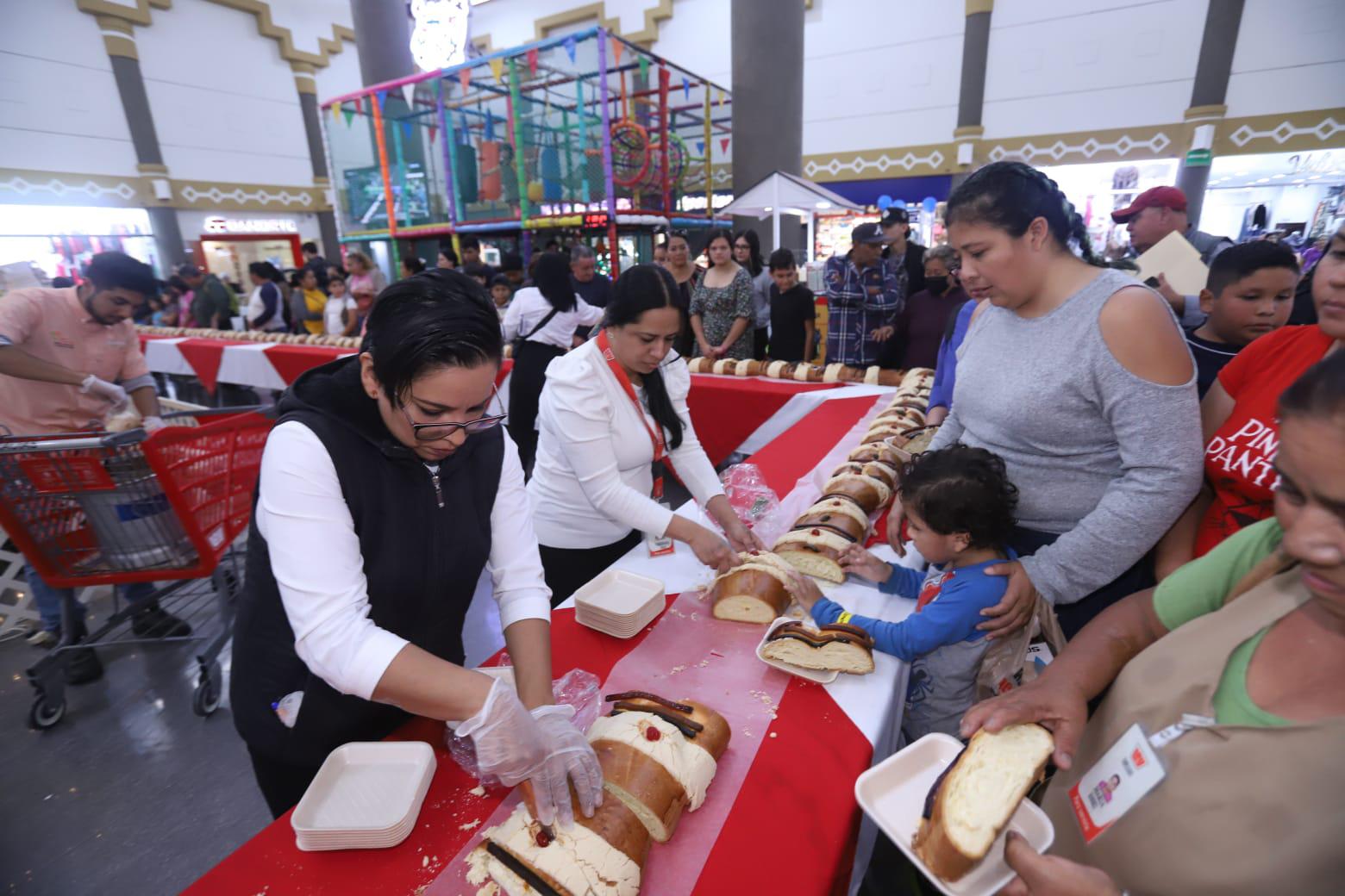 $!Casa Ley consiente a sus clientes con una gigante Rosca de Reyes