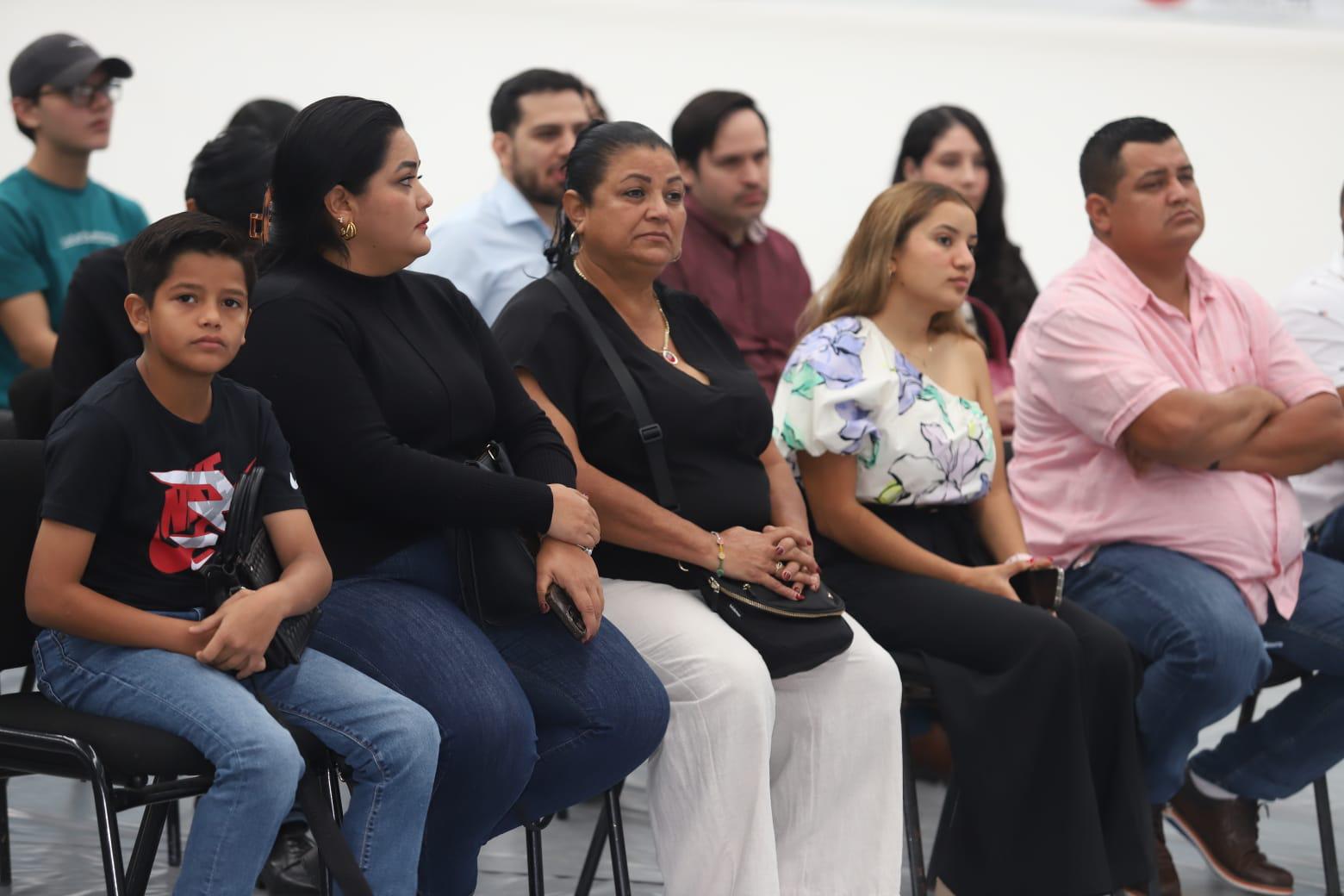 $!En honor a su hermano y a su lucha como rastreadora, Alejandra es hoy egresada de Medicina