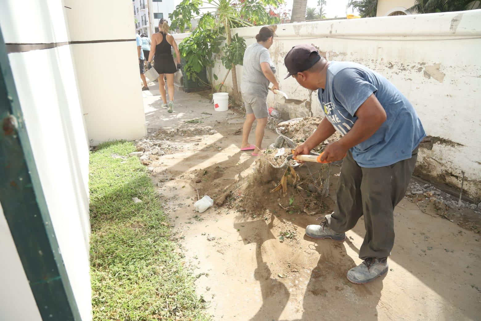 $!Vecinos de Sábalo Cerritos derrumban barda colocada por torre de condominios; piden se respete su derecho de acceso a la playa