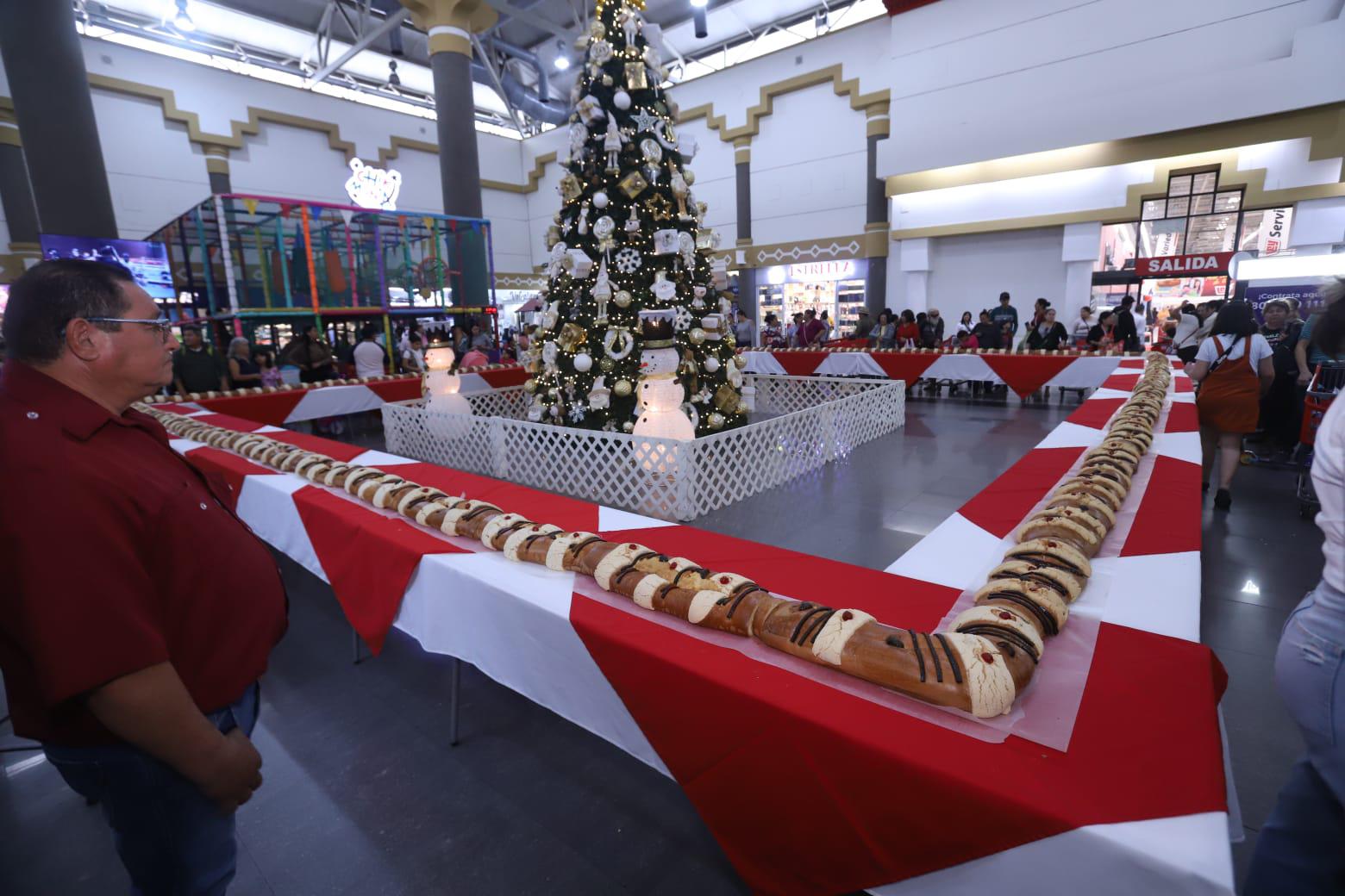 $!Casa Ley consiente a sus clientes con una gigante Rosca de Reyes