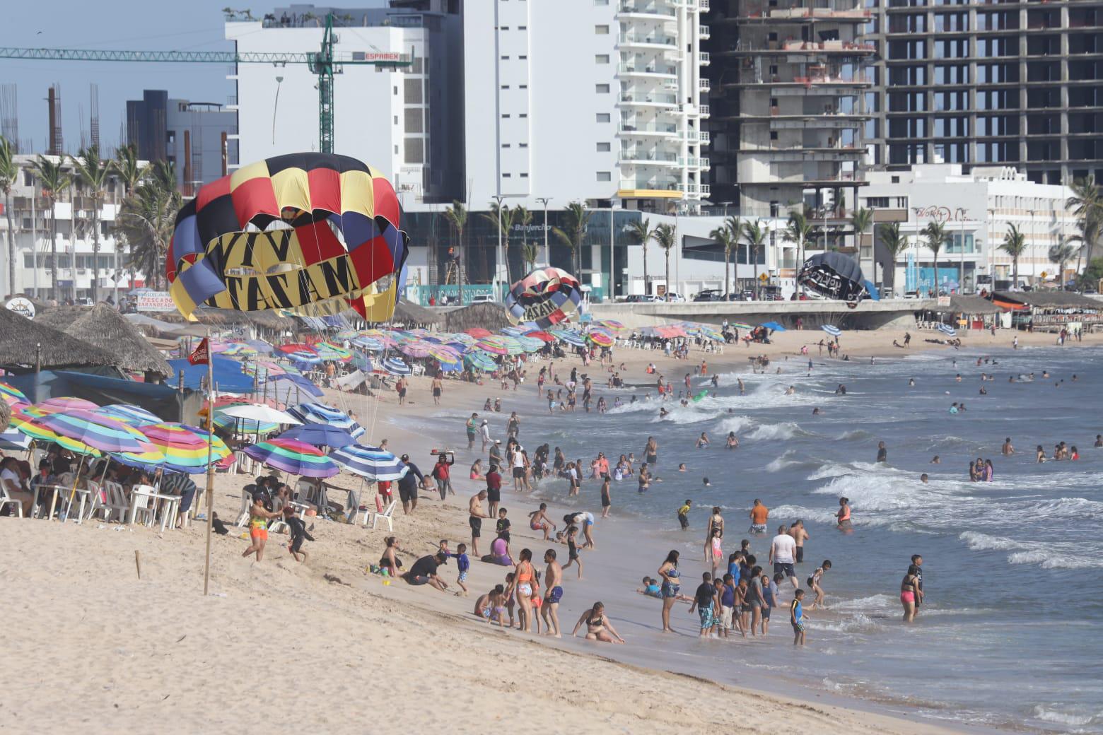 $!Playas de Mazatlán lucen concurridas la tarde de este jueves