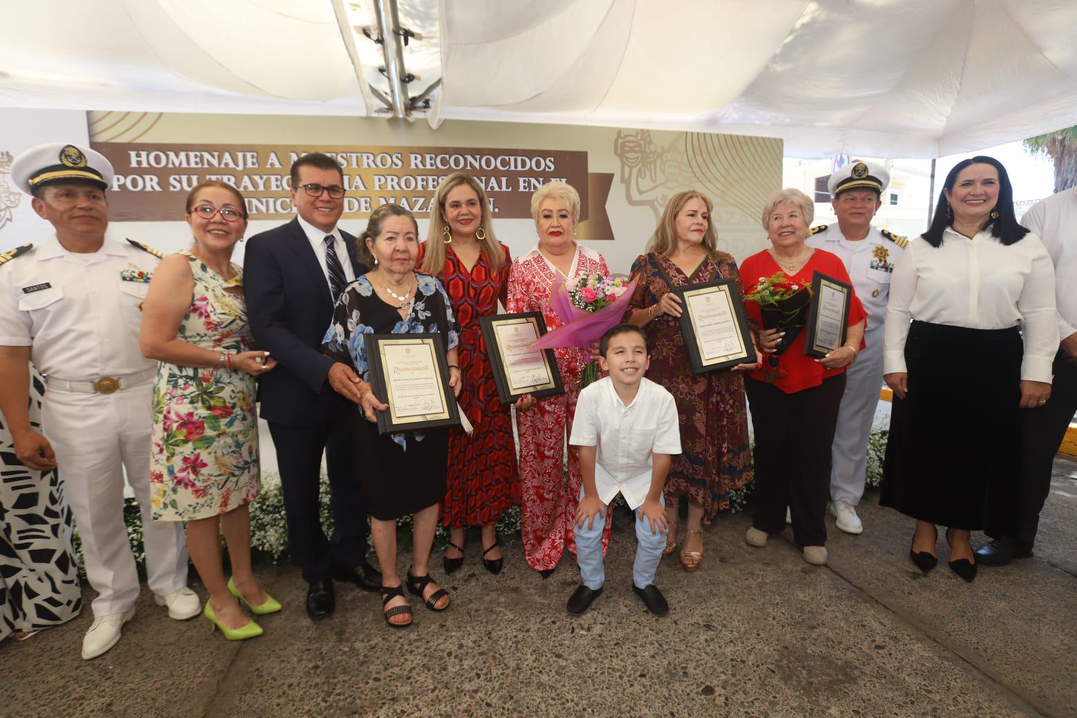 $!Inscriben el nombre de cuatro profesoras en el Monumento a los Maestros Distinguidos en Mazatlán