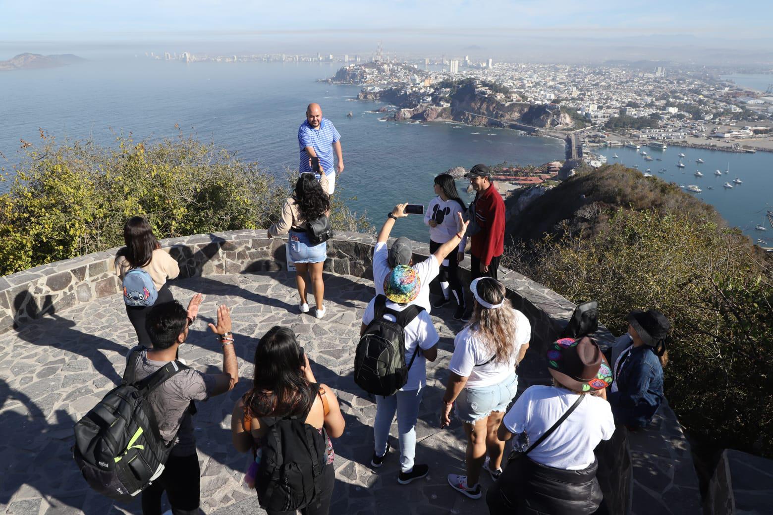 $!Carnaval atrae a cientos de visitantes al faro de Mazatlán