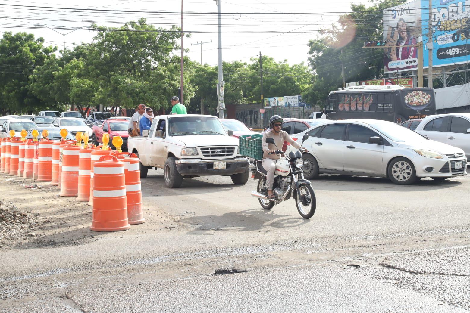 $!Prevalece caos vial durante la mañana en el Libramiento Colosio y la Juan Pablo II