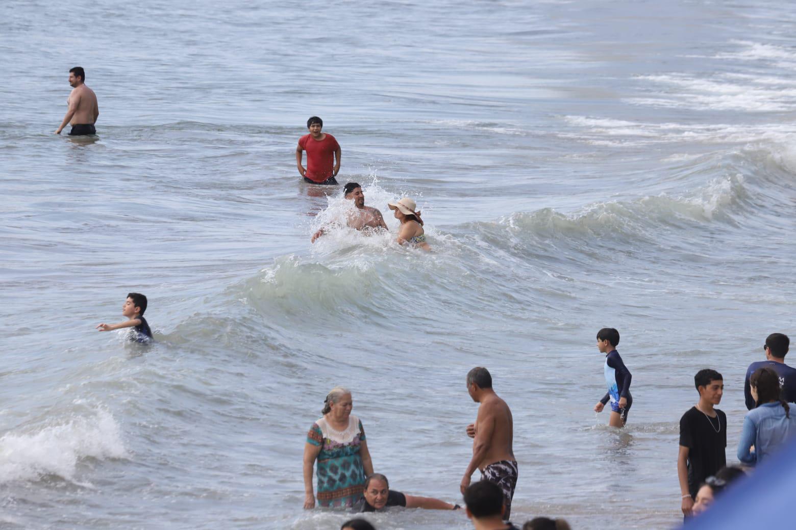 $!Reportan playas de Mazatlán buena afluencia de bañistas y mar tranquilo durante el domingo