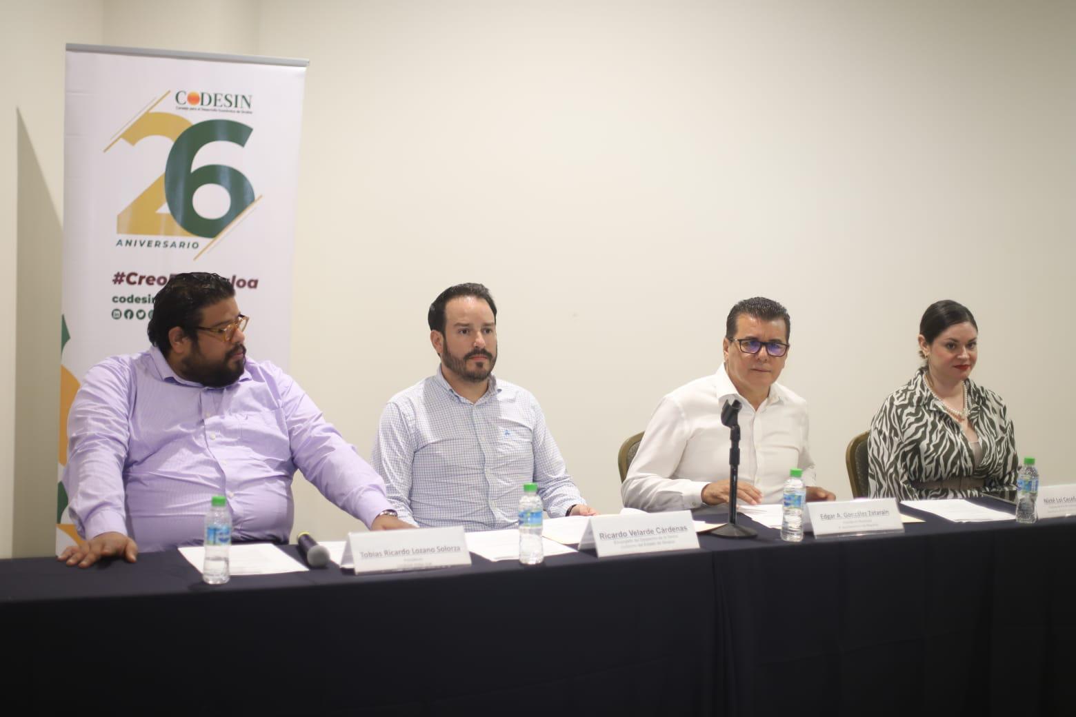 $!Tobías Lozano Solorza, el Alcalde Édgar González, Ricardo Velarde Cárdenas y Nicté Loi Ceceña Ramos, en la mesa del presidium.