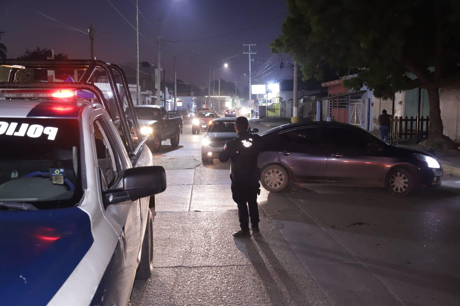 $!Bloquean avenida Pino Suárez en Mazatlán por desaparición de empresario