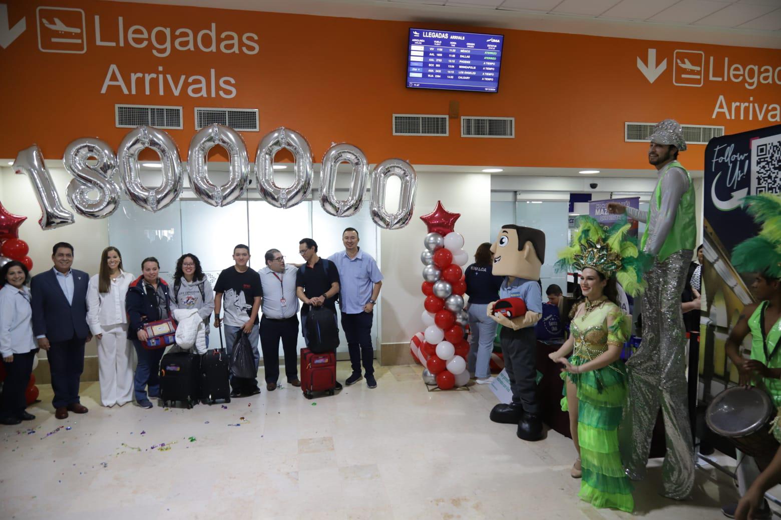 $!Con gran fiesta reciben en el Aeropuerto de Mazatlán a la pasajera 1 millón 800 mil