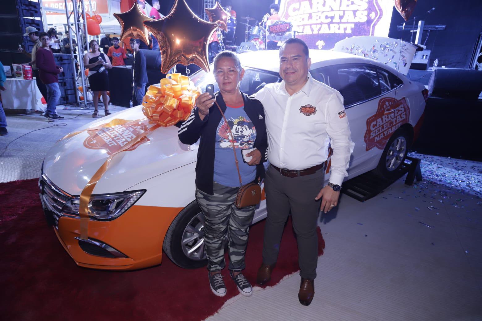 $!Esmeralda Hernández Rueda fue la ganadora del automóvil marca MG5 2025 color blanco que rifó Carnes Selectas Nayarit.