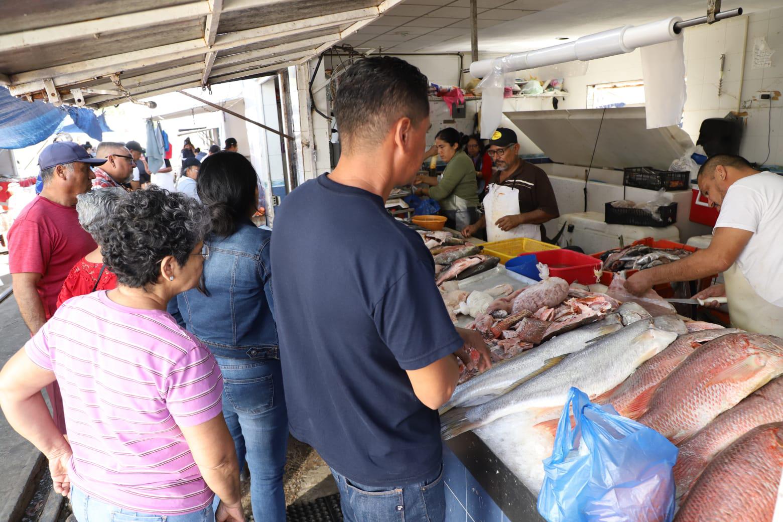 $!Mazatlecos acaparan el pescado en el marco de la celebración de Año Nuevo