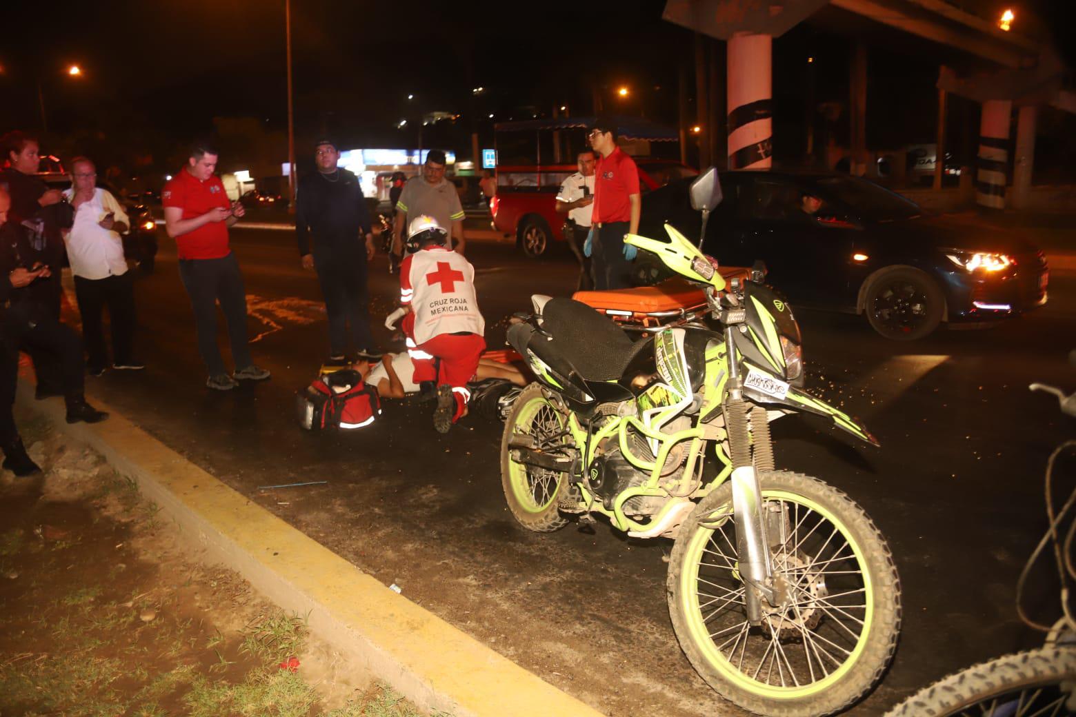 $!Pareja en moto derrapa en la Colonia Urías, en Mazatlán