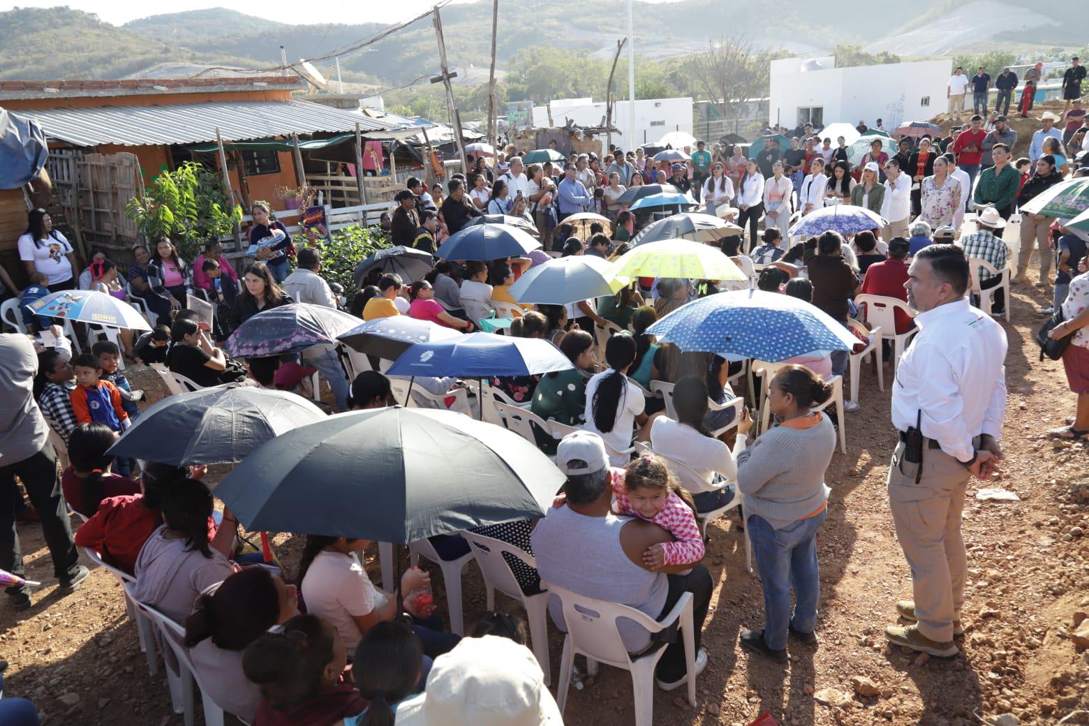 $!Encabeza Alcaldesa de Mazatlán reunión ríspida con desplazados por violencia en fraccionamiento CVive