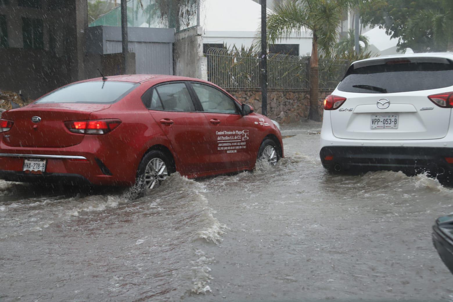 $!Fuertes inundaciones provocan caos vial y cierre de avenidas en Mazatlán