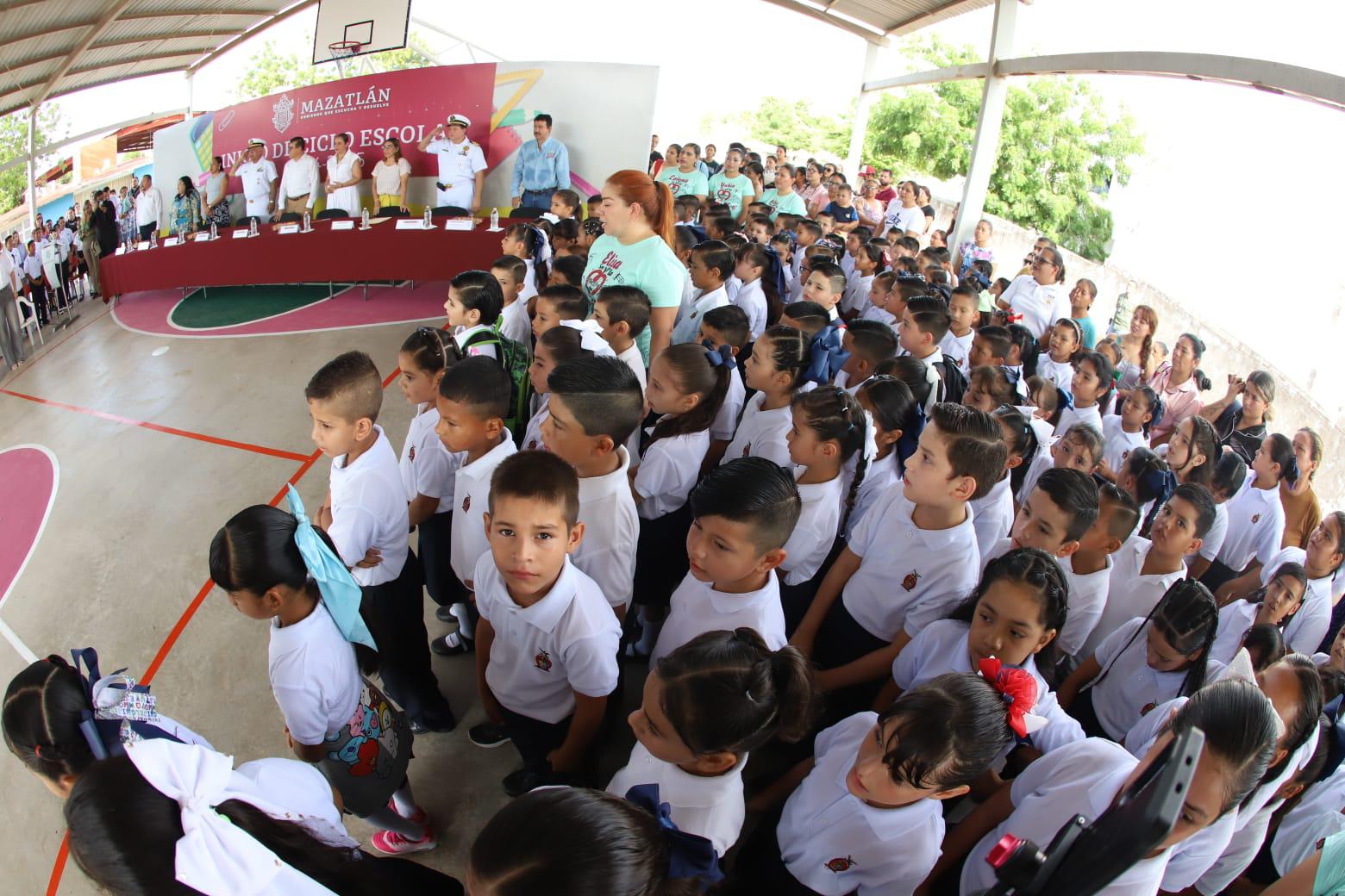 $!Arranca en Mazatlán el ciclo escolar con Lunes Cívico en la Primaria Renato Vega Amador