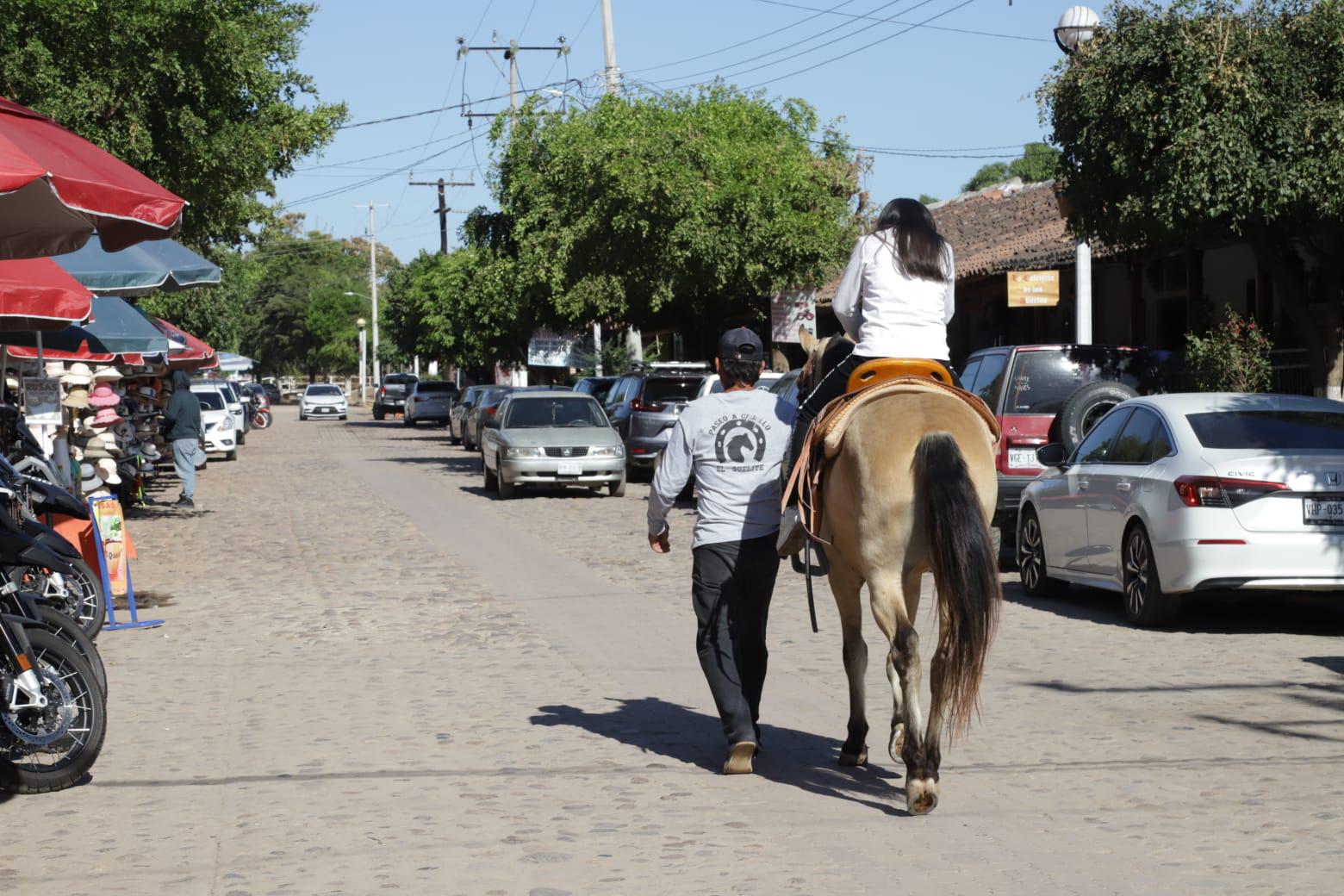 $!Realizan ‘Caravana solidaria’ en apoyo a comerciantes de El Quelite