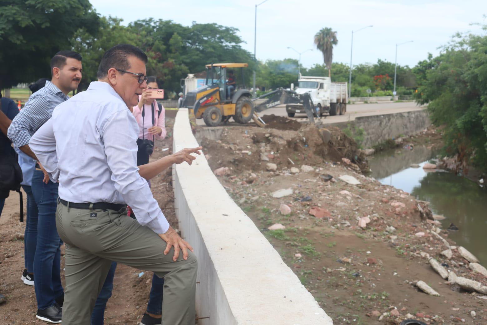 $!Supervisa Alcalde rehabilitación de colector y muro en Arroyo Jabalines