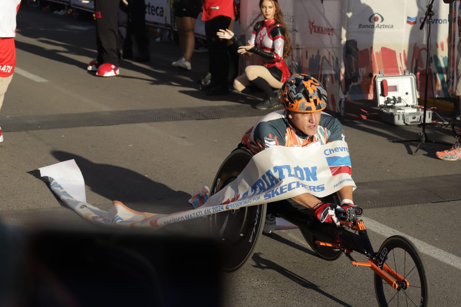 $!¡Dedicado a su abuelita! José Antonio Aguilera es el campeón de la Carrera de Capacidades Especiales del Maratón Pacífico